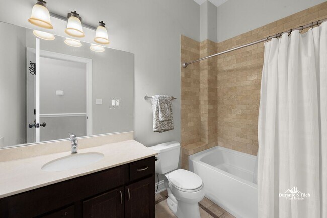 Building Photo - Luxurious Fully Furnished Penthouse Retreat in the Heart of Chicago's Desirable Near West Side