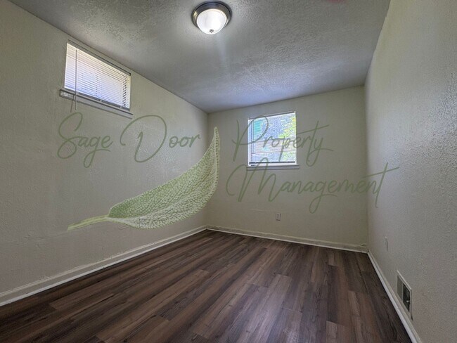 Building Photo - SPACIOUS TOWNHOME WITH GARAGE!!!