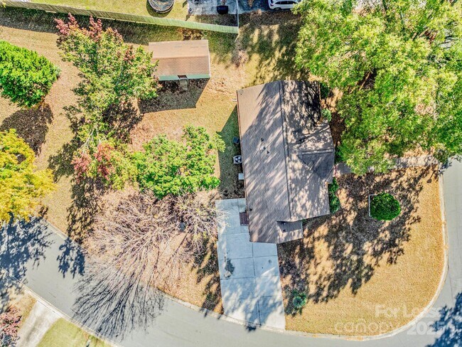 Building Photo - 7605 Bramblewood Dr