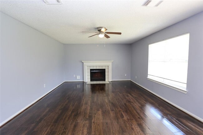 Building Photo - 4009 Spring Branch Dr W