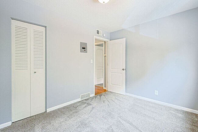 Building Photo - Spacious 2BR/1BA in Pembroke Gardens!
