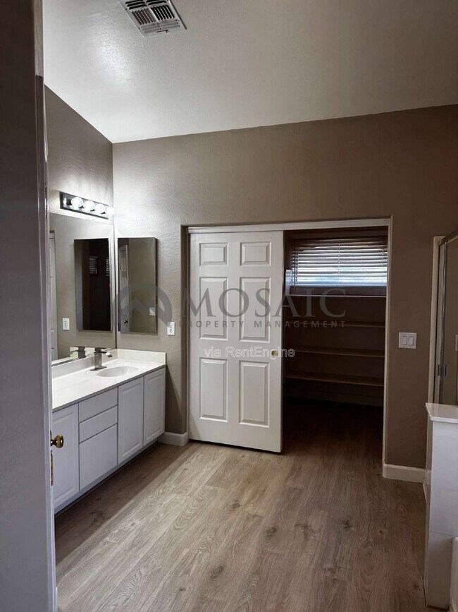 Building Photo - 3356 E Mayberry Ave