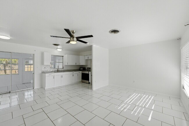 Building Photo - "Charming 2-Bedroom Duplex Retreat in North Port!"