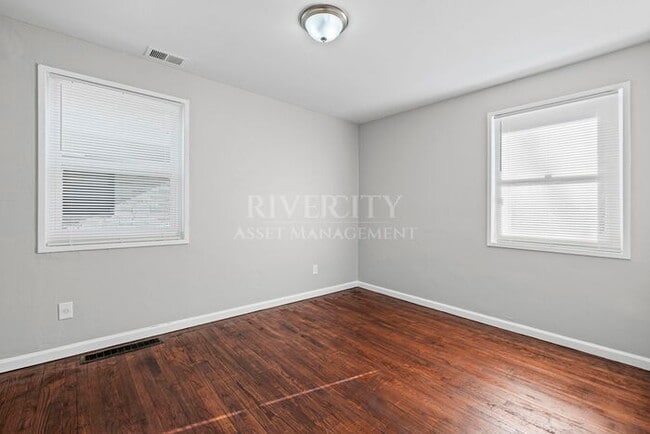 Building Photo - A BERCLAIR BEAUTY!!!