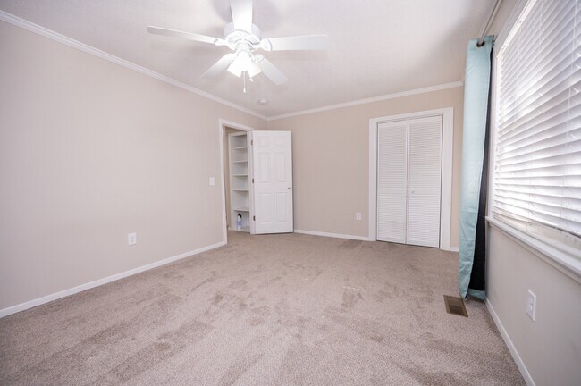 Building Photo - 415 Parkdale Dr
