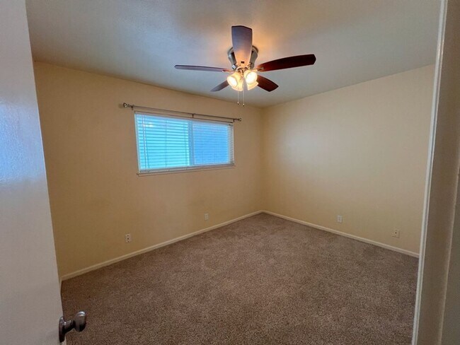 Building Photo - Bright and Sunny 3 bedroom home in North E...