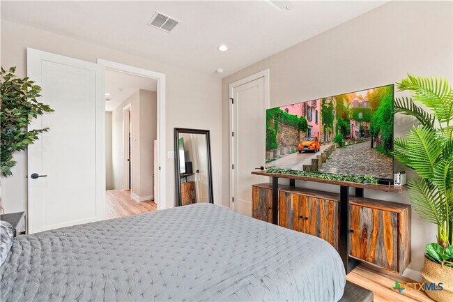 Building Photo - 1208 N Academy Ave