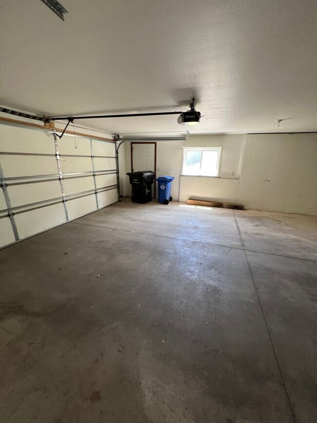 Building Photo - 3 bedroom, 3 bathroom Red Rocks Home for Rent