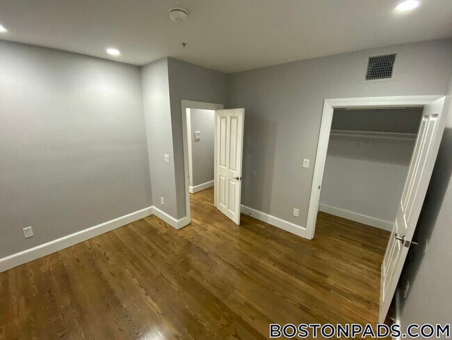 Building Photo - 140 Boylston St