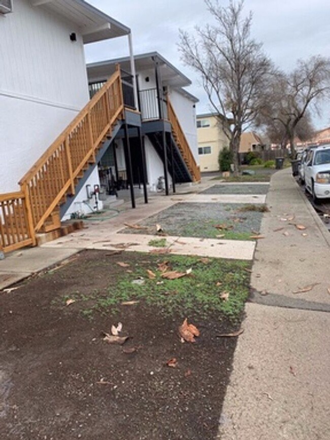 Building Photo - 2 bedroom 2 bathroom in Concord