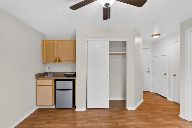 Building Photo - Centrally Located Studio Apartment in Beaverton