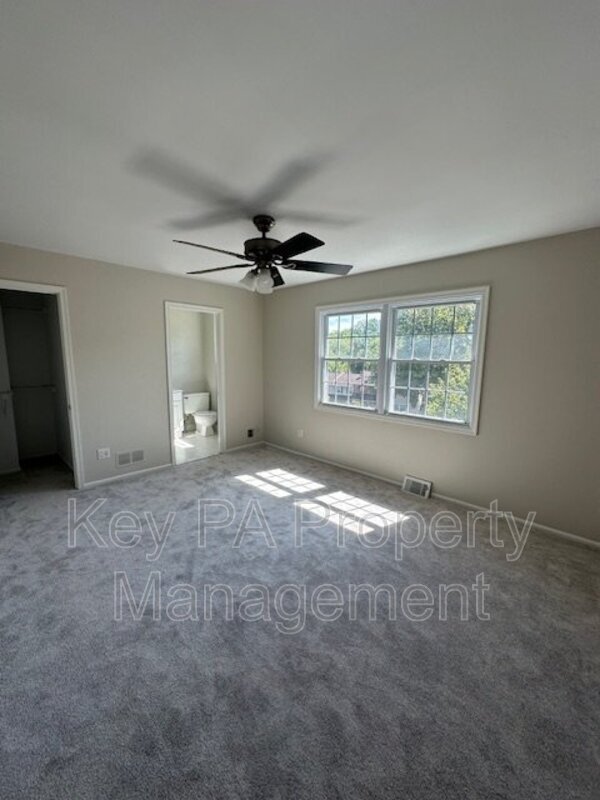 Building Photo - 517 S Coventry Ln