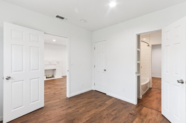 Building Photo - 218 W 87th St