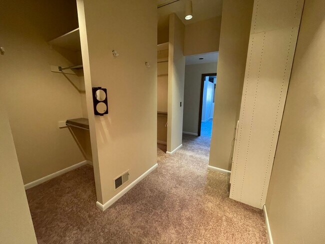Building Photo - Glenview Hills HUGE 3 Bedroom 2.5 Bath Hom...