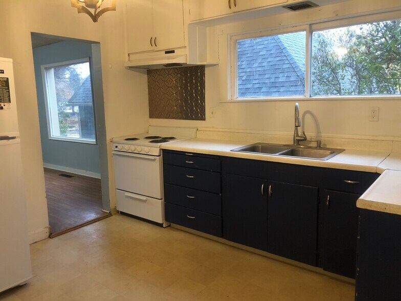 Building Photo - 320 SE High St