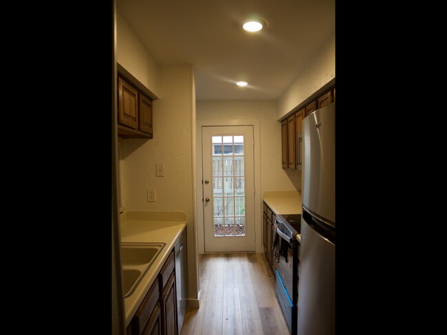 Building Photo - 2106 Rainbow Dr