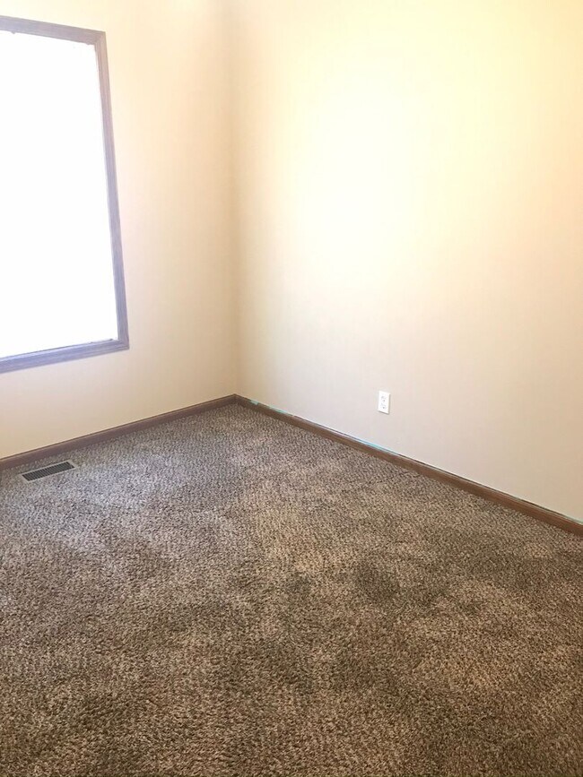 Building Photo - 4 Bedroom, 3 Bathroom House with Attached Double Car Garage