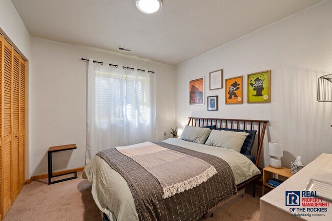 Building Photo - Beautiful Updated 5 Bed 3.5 Bath House in ...