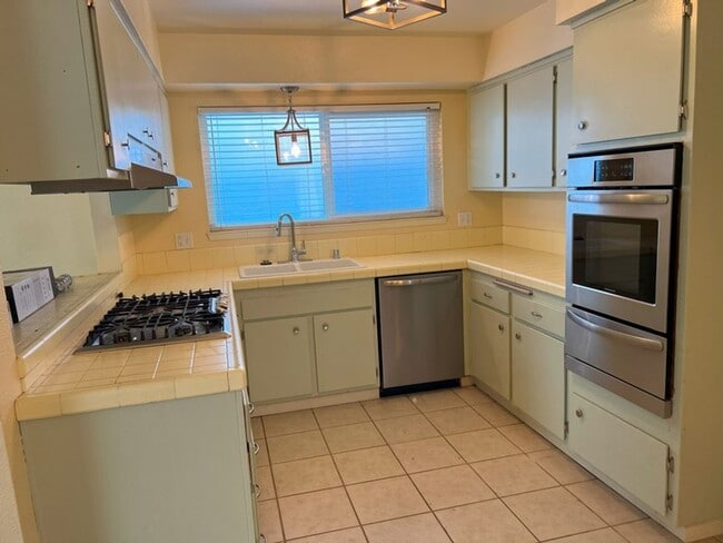Building Photo - Bright and Sunny 3 bedroom home in North E...
