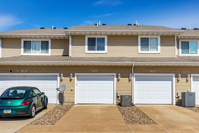 Building Photo - RENT SPECIAL!! 2 Bedroom, 3 Bathroom Townhome in Ankeny!