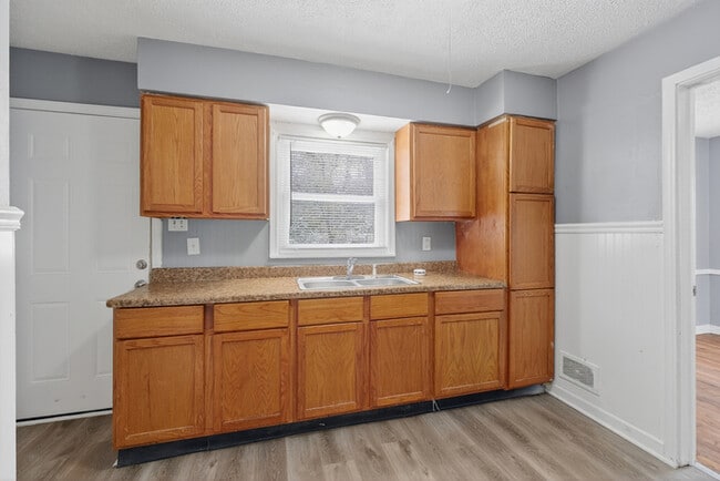 Building Photo - Updated 3-bed Home By Wes Montgomery Park