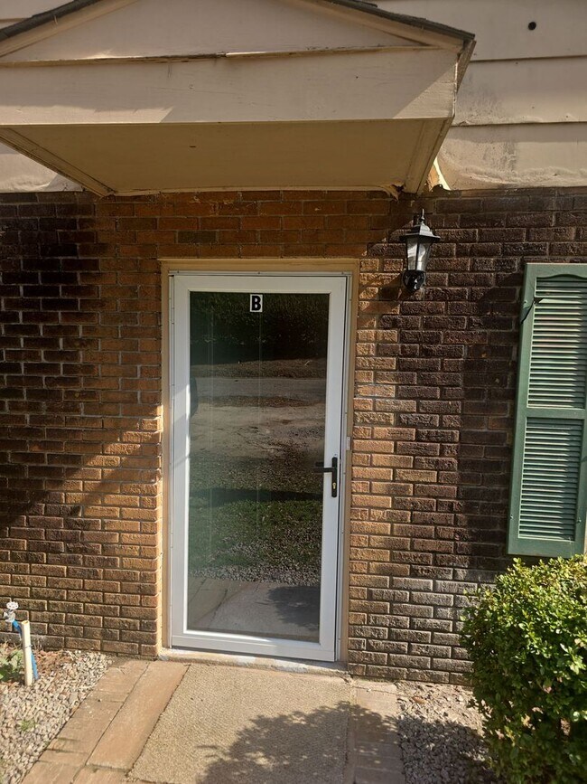 Building Photo - 2 Bed 1.5 bath townhouse