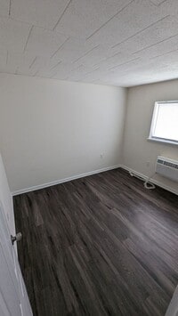 Building Photo - Bright and clean 1 Bedroom