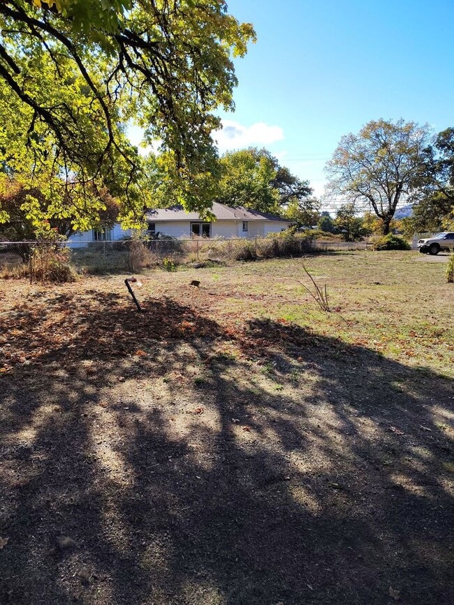 Building Photo - 1819 Green Siding Rd