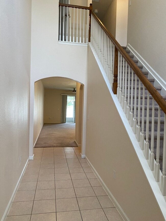 Building Photo - BEAUTIFUL 3 BEDFROOM, ,2.5 BATHROOMS TOWNH...