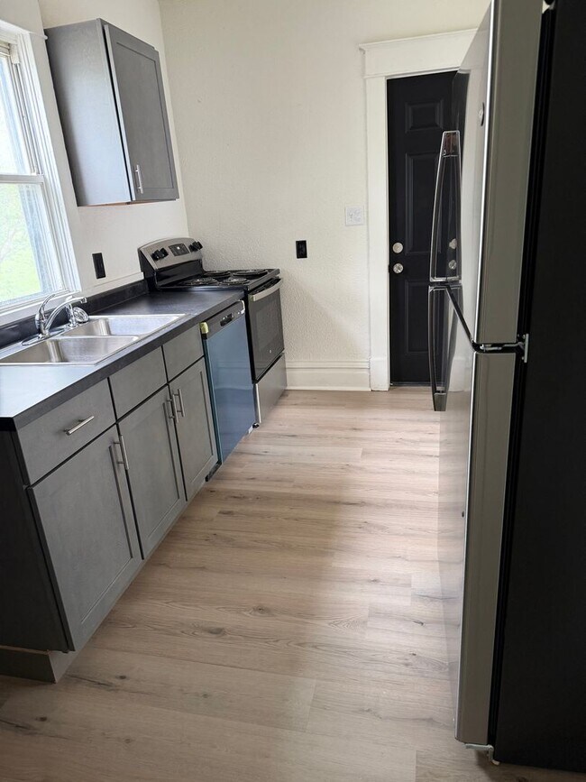 Building Photo - Fully remodeled 3 bedroom house