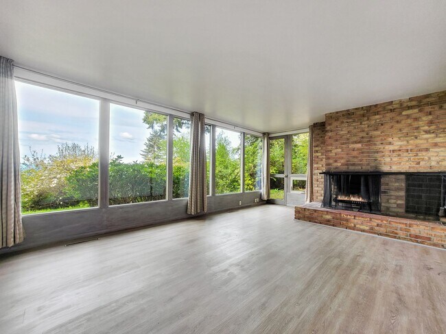 Building Photo - Vintage architectural home looking over Se...