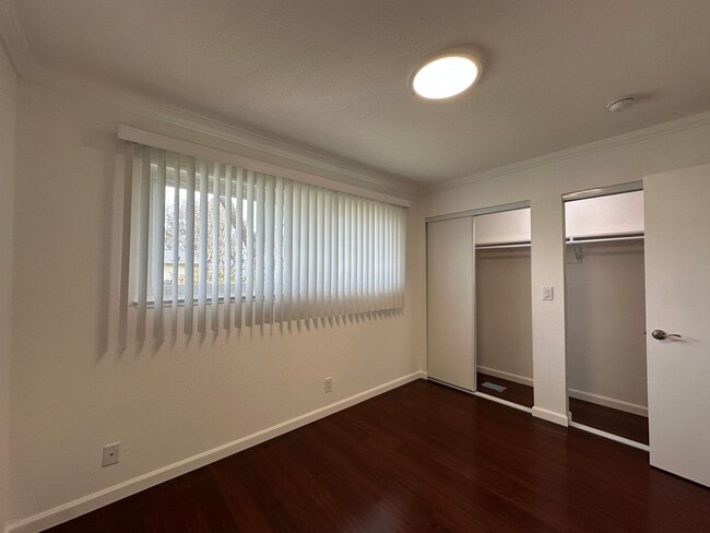 Building Photo - Updated 2 Bed / 1 Bath - Ground Floor Condo - Commuter-Friendly Location