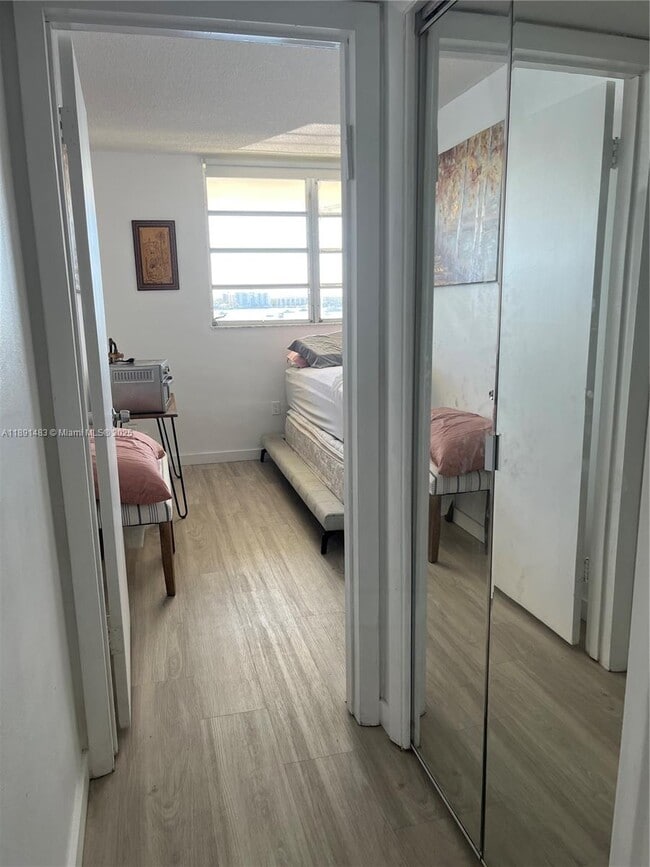 Building Photo - 2910 Point E Dr