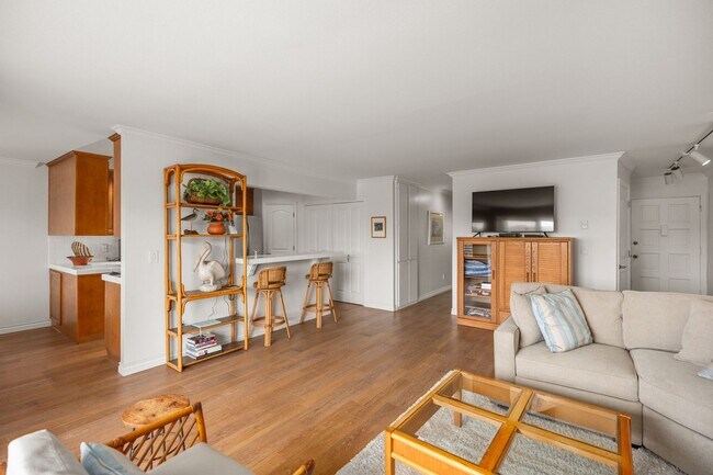 Building Photo - Luxurious 2 Bedroom, 2 Bathroom Condo for Rent