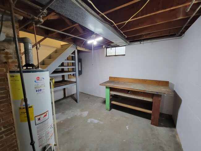 Building Photo - 812 Newman Ave