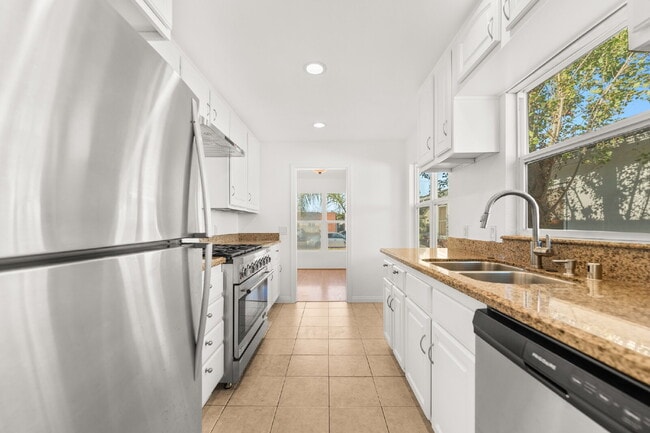 Building Photo - "Charming 2-Bedroom Retreat on Douglas Ave...