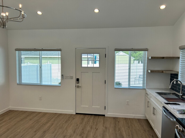 Building Photo - 223 E Cherry Ave