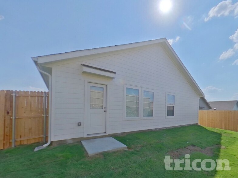 Building Photo - 10700 Dusty Rnch Rd