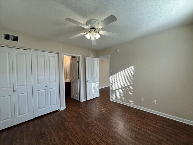 Building Photo - "Charming 1-Bedroom Condo Retreat in San Marcos – Perfect Comfort in 500 Sq Ft!"