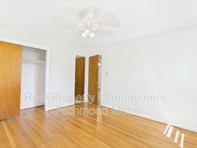 Building Photo - 8909 Avalon Dr