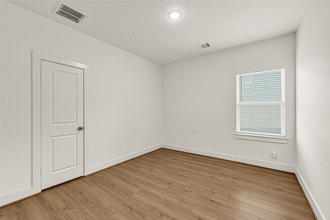 Building Photo - 1405 E 33rd St