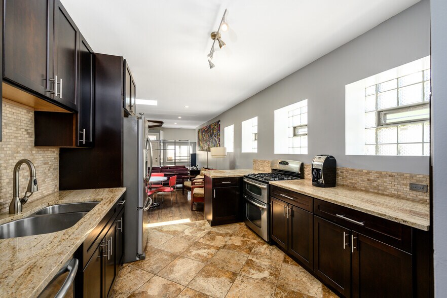 Building Photo - 1646 W Blackhawk St