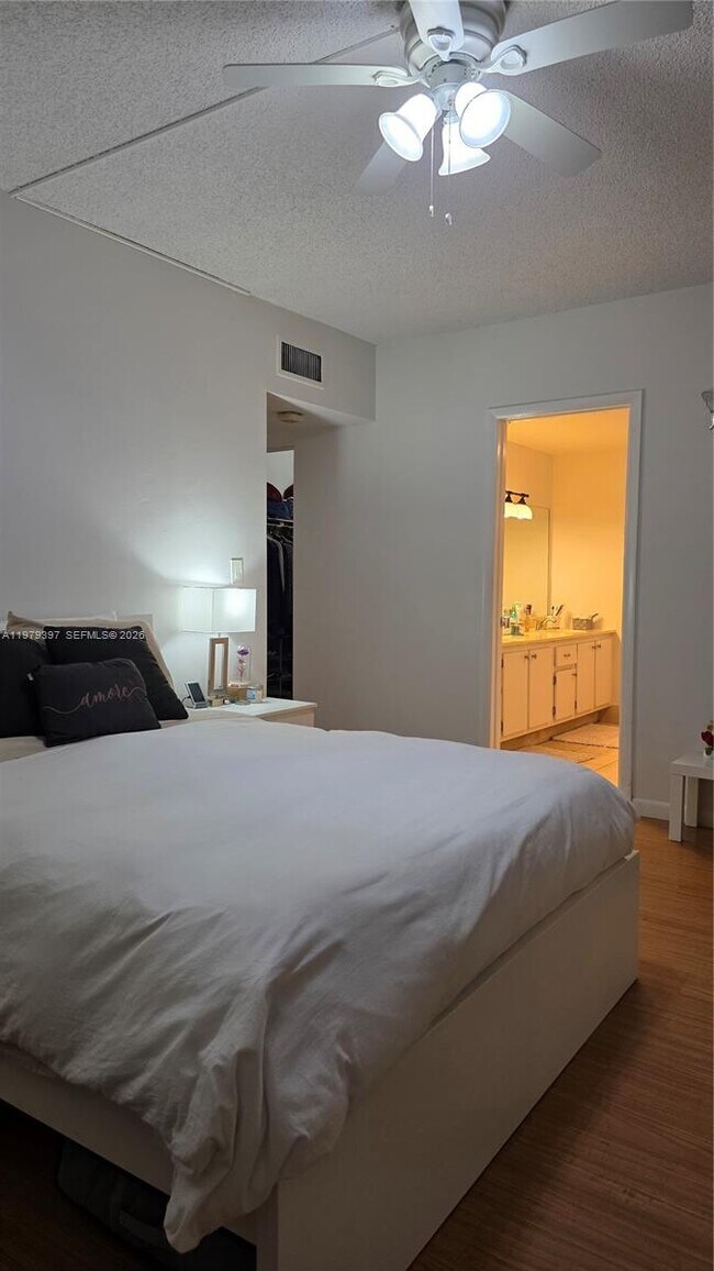 Building Photo - 750 NE 199th St