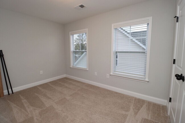 Building Photo - Fabulous 4 bedroom 2.5 Bath House ~ Minutes to Fort Jackson ~ Available June 2026!