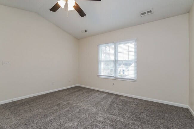 Building Photo - 813 Hanska Way