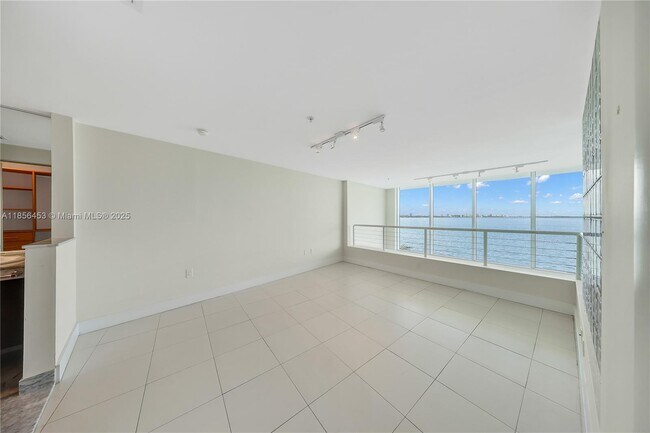 Building Photo - 2000 Bay Dr
