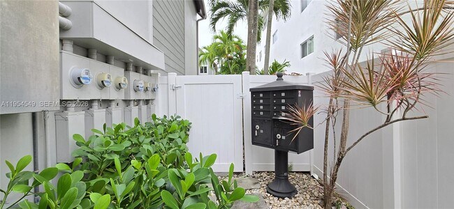 Building Photo - 1000 SE 2nd St