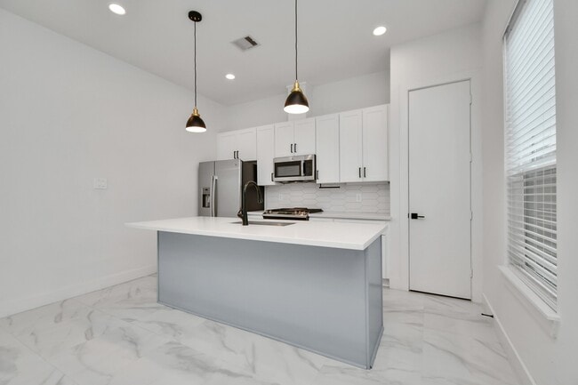 Building Photo - 853 Mansfield St