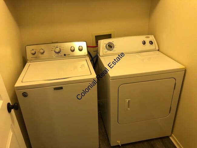 Building Photo - 2 Bedroom 1 and 1/2 Bathroom Apartment in quiet neighborhood!