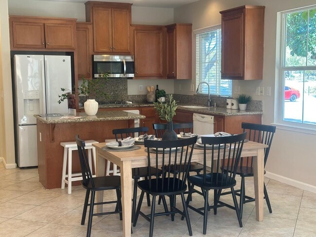 Building Photo - 356 S Paraiso Way